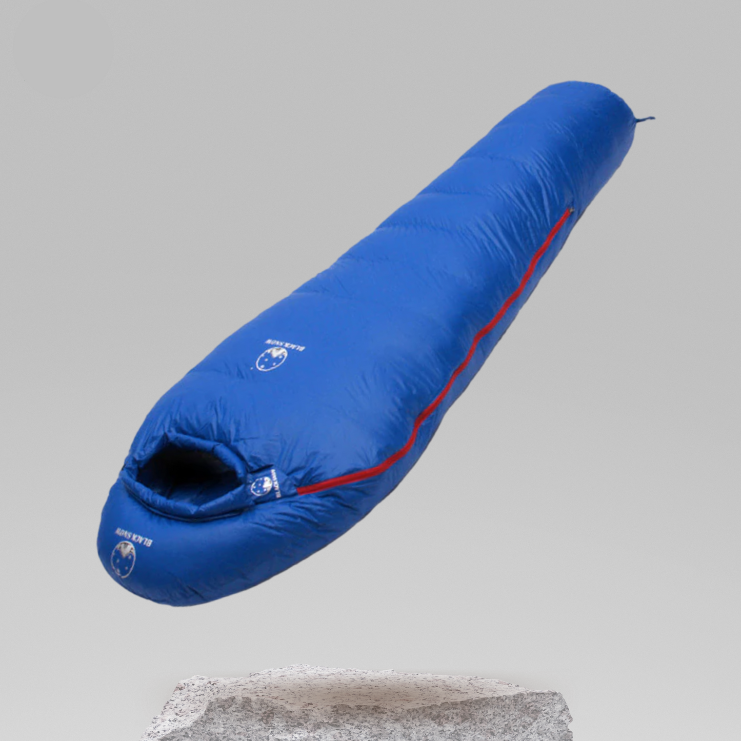 Sac de couchage en duvet d'oie sur fond enneigé