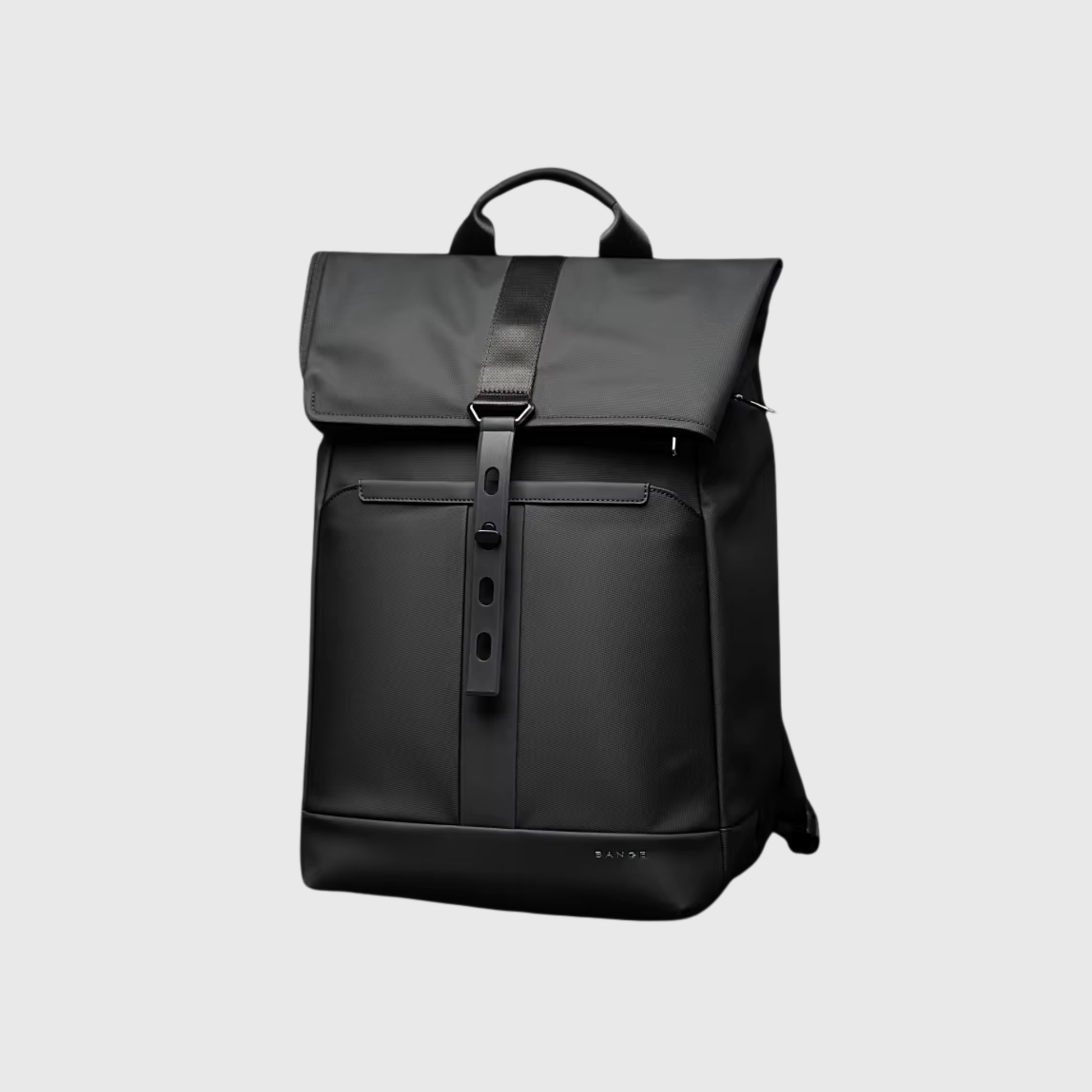 Sac à dos posé sur une table, montrant sa robustesse