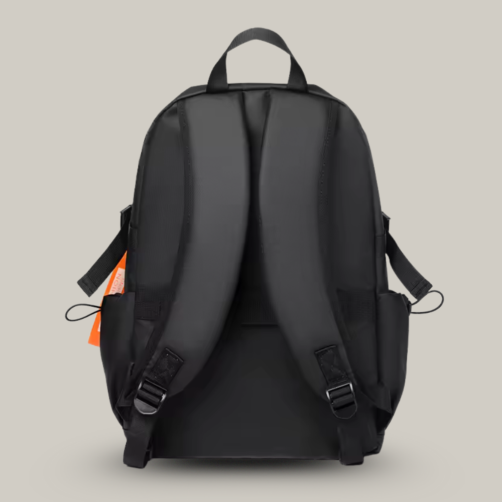 Sac à dos étanche sur fond blanc, vue de face