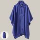 Personne portant un poncho sous la pluie en randonnée
