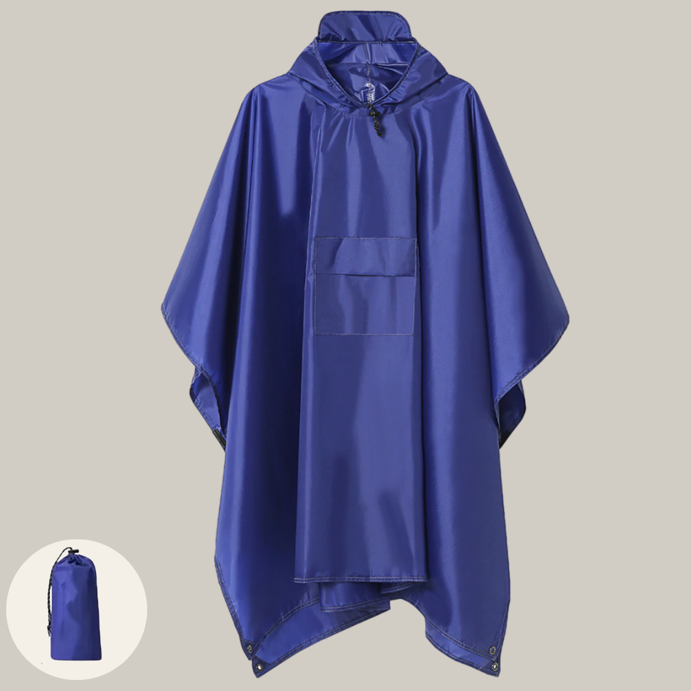 Personne portant un poncho sous la pluie en randonnée