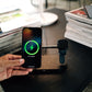 Chargeur moderne sur un bureau avec accessoires connectés