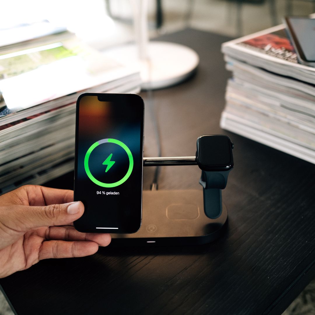Chargeur moderne sur un bureau avec accessoires connectés