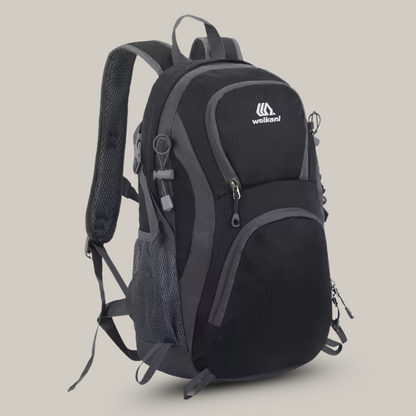 Sac à dos accroché à un vélo, prêt pour une balade urbaine