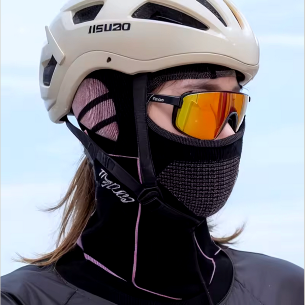 Cagoule de ski noire sur mannequin, vue de face