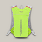 Sac à dos compact porté par un coureur en mouvement
