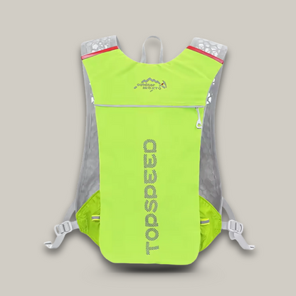 Sac à dos compact porté par un coureur en mouvement