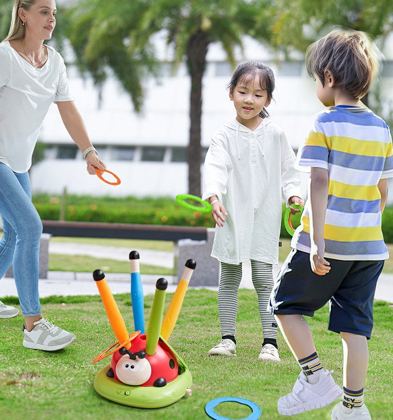 Enfant jouant avec un jouet 3-en-1 en intérieur