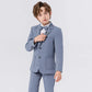 Garçon en tuxedo, prêt pour une occasion formelle