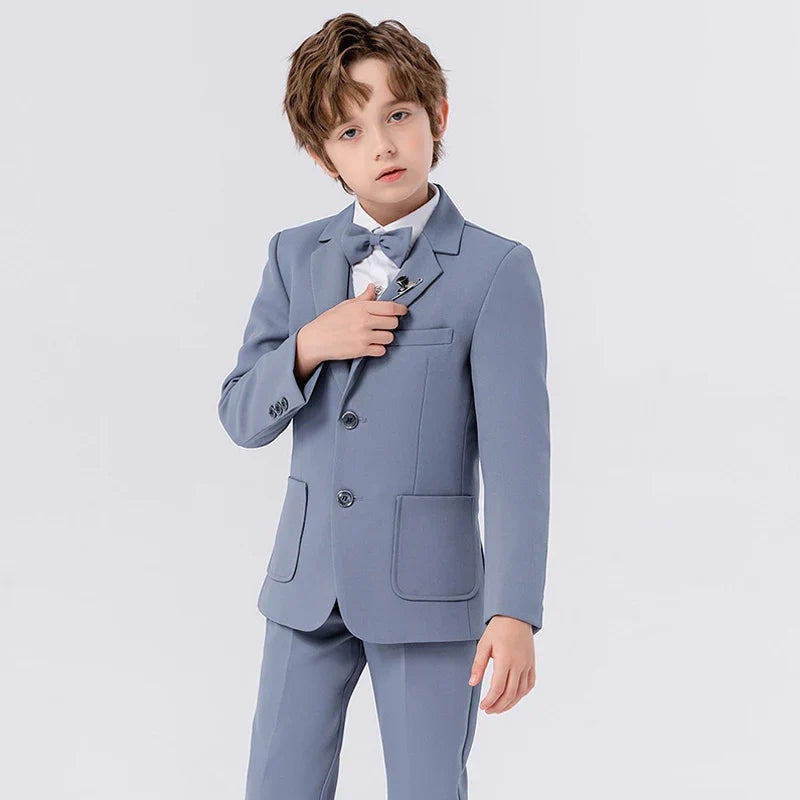 Garçon en tuxedo, prêt pour une occasion formelle