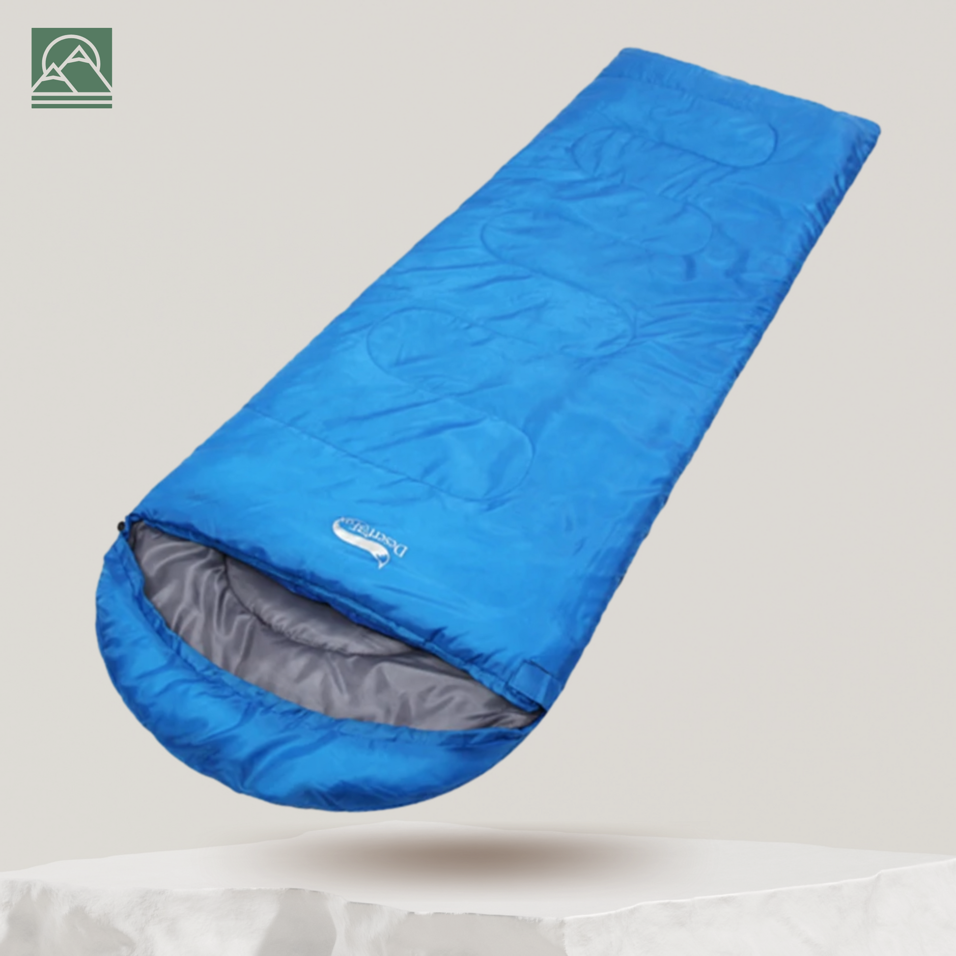 Sac de couchage posé sur un sol herbeux en extérieur