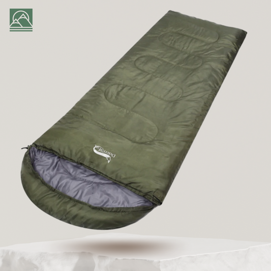 Sac de couchage enroulé, prêt à être rangé