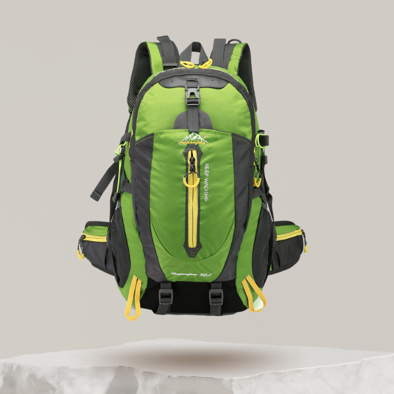 Sac à dos en situation de randonnée sur un sentier