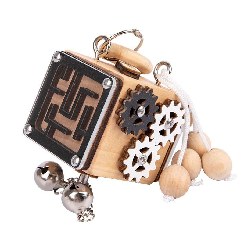 Cube d'activités en bois avec spinner et engrenages