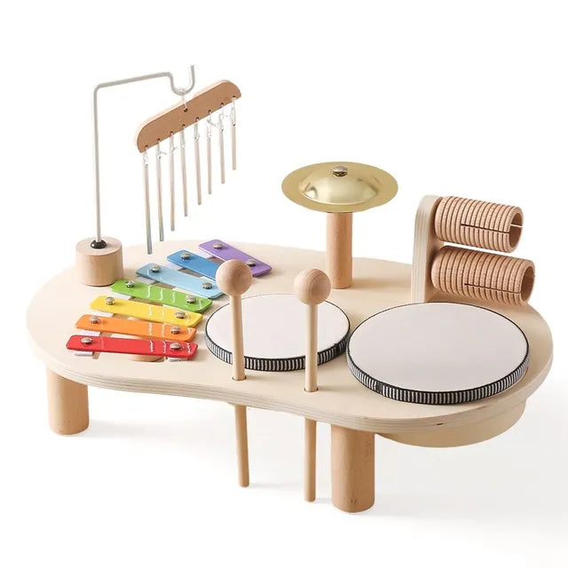 Enfant souriant jouant avec des instruments en bois