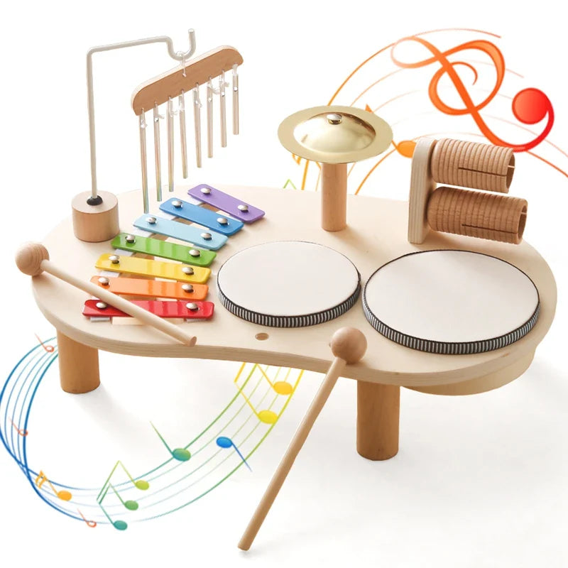 Ensemble d'instruments en bois pour enfants sur fond blanc