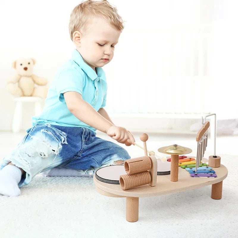 Cloches en bois et métal sur un tapis de jeu