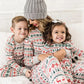Famille en pyjamas de Noël rouges avec motifs festifs