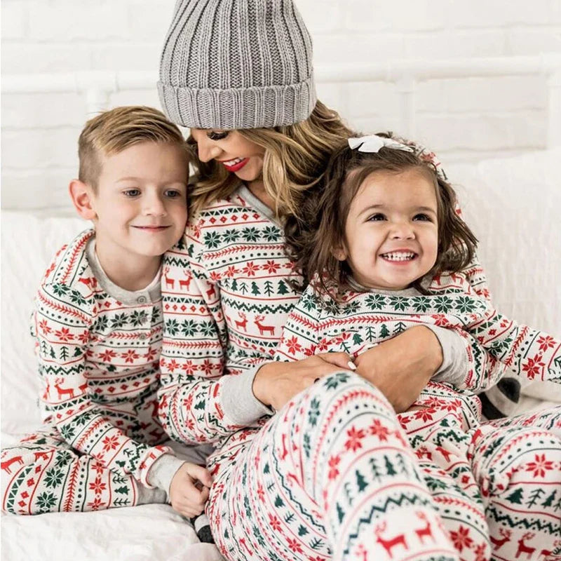 Famille en pyjamas de Noël rouges avec motifs festifs