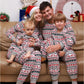 Enfants souriants en tenues de Noël assorties