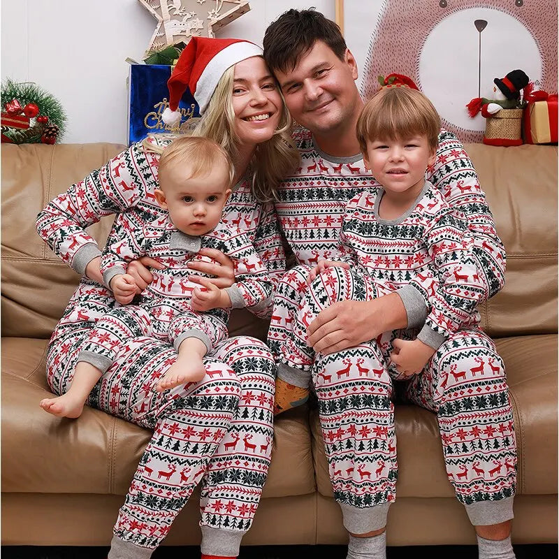 Enfants souriants en tenues de Noël assorties