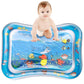 Bébé jouant sur un tapis aquatique avec jouets flottants colorés