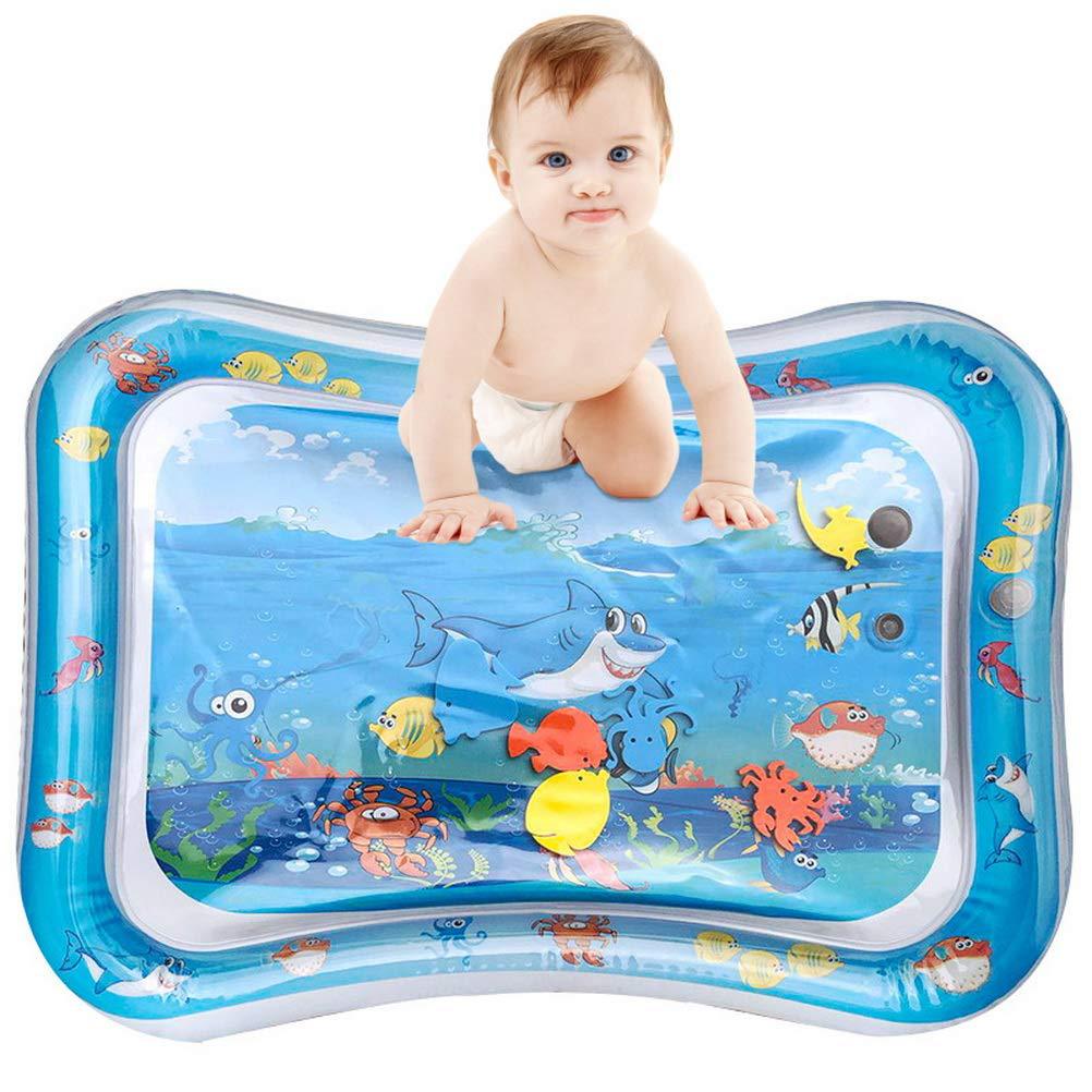 Bébé jouant sur un tapis aquatique avec jouets flottants colorés