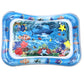 Vue rapprochée de jouets flottants sur un tapis aquatique pour bébé