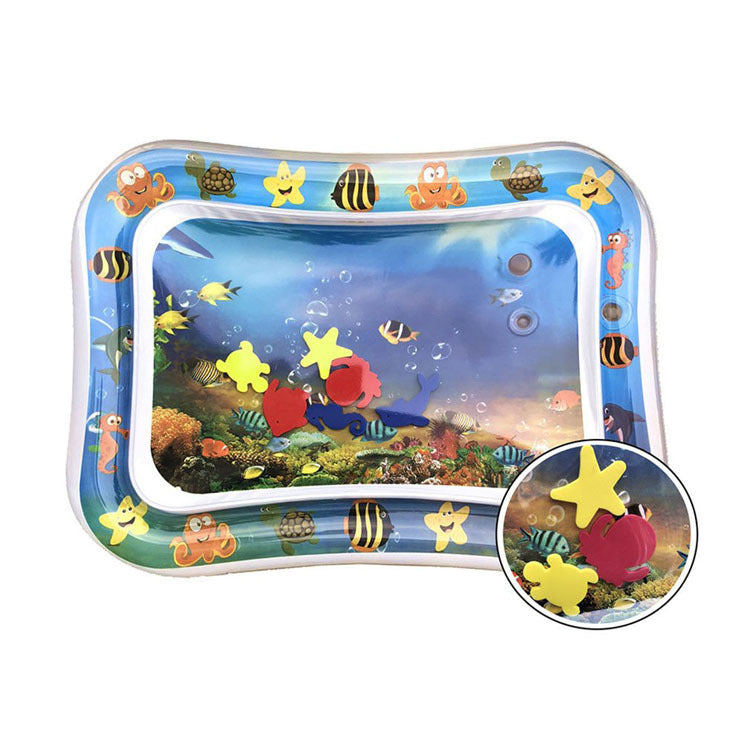 Enfant explorant un tapis de jeu aquatique avec motifs vifs