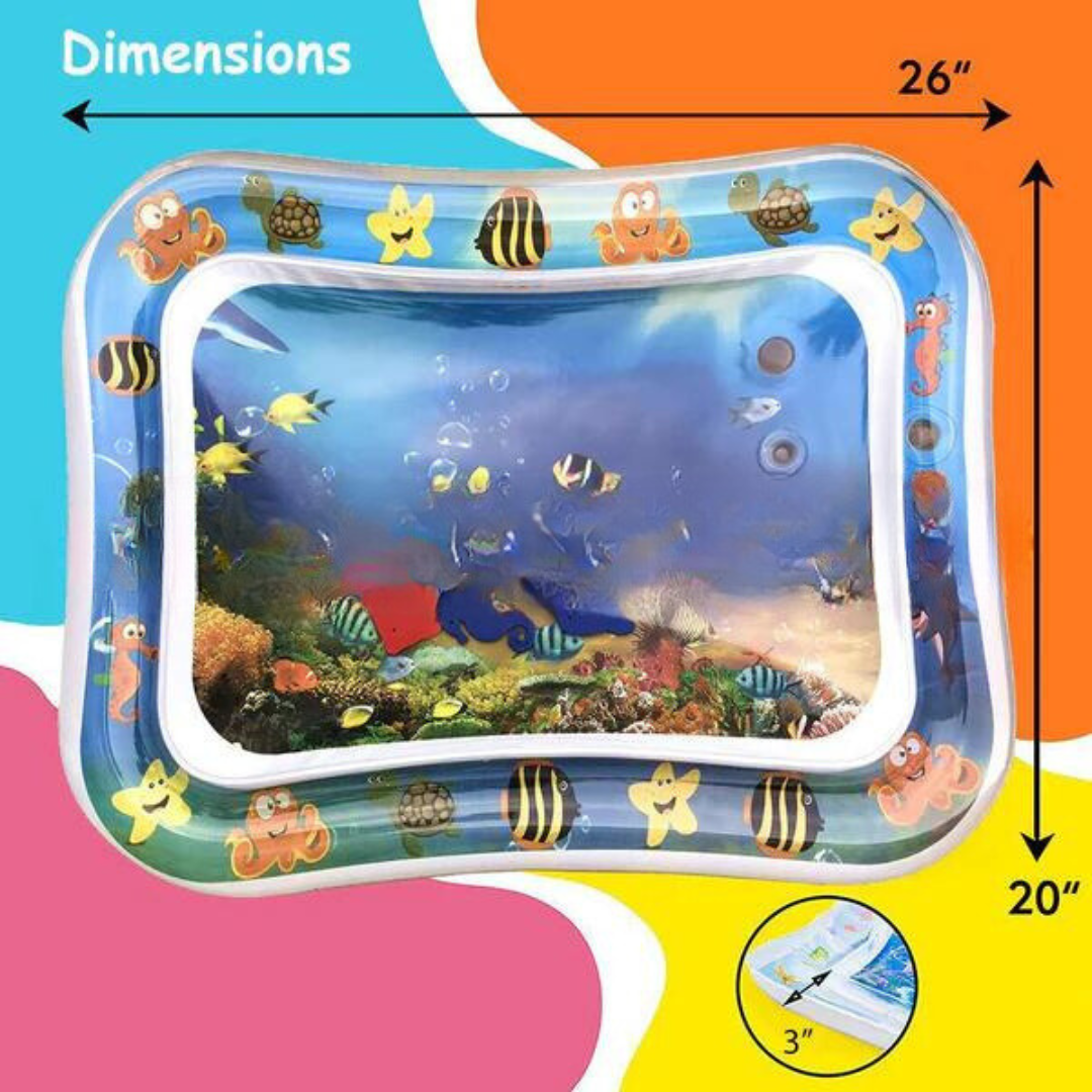 Bébé allongé sur le ventre sur un tapis aquatique interactif