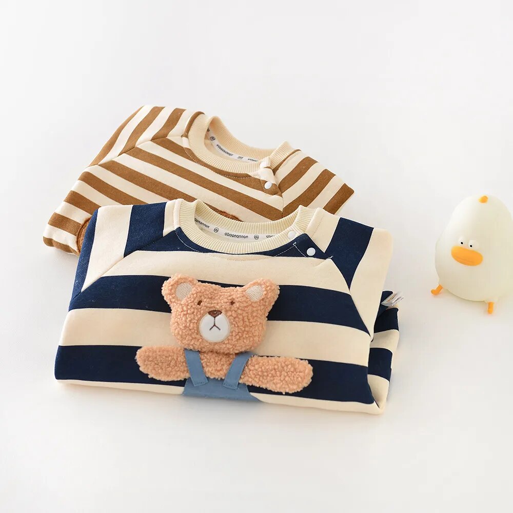 Gros plan sur l'ours brodé du bodysuit bébé