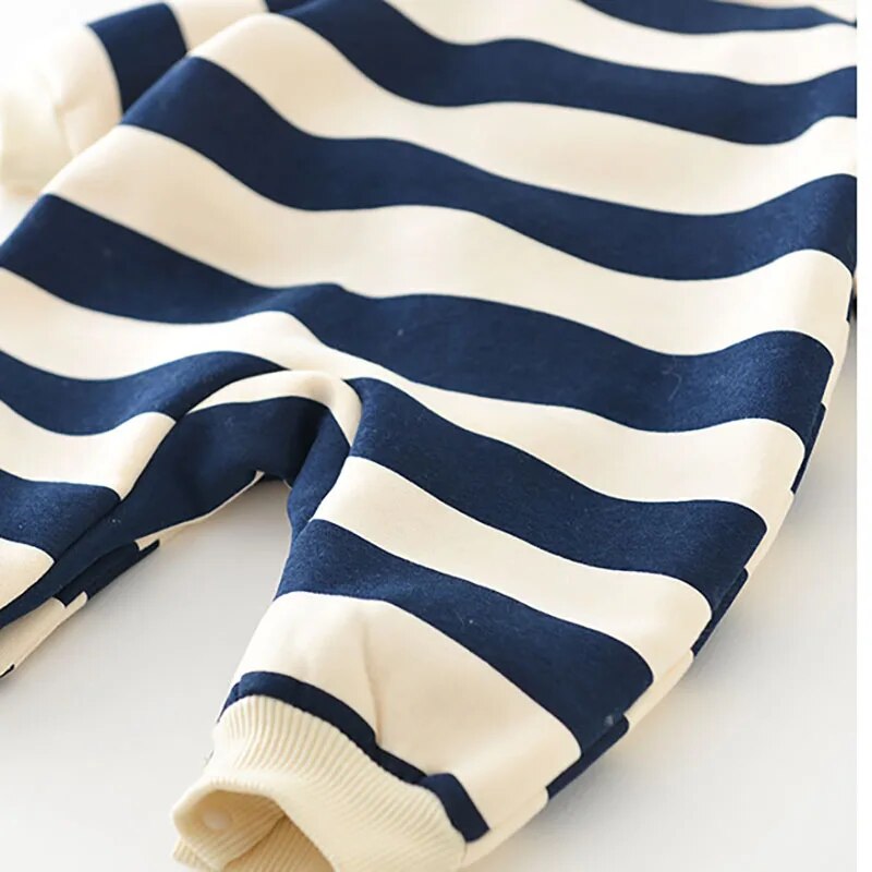 Bodysuit bébé plié, montrant la texture du coton
