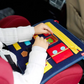 Enfant jouant avec un tableau d'activités Montessori portable