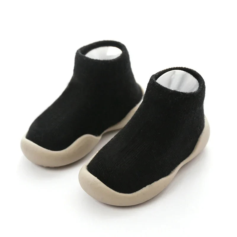 Chaussures à chaussettes bébé, vue de côté, couleur pastel