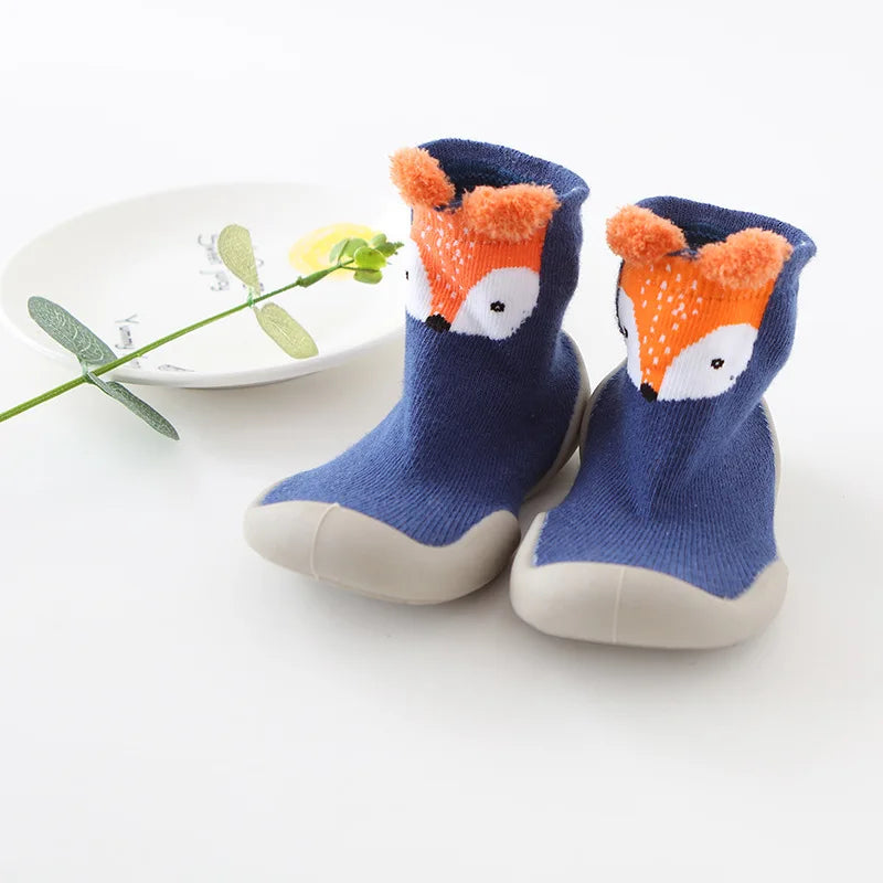 Enfant courant à l'extérieur avec chaussures à chaussettes