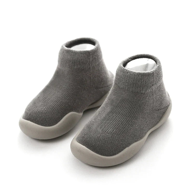 Gros plan sur semelle antidérapante de chaussures pour bébé