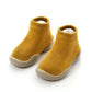 Enfant portant des chaussures à chaussettes, marchant sur tapis