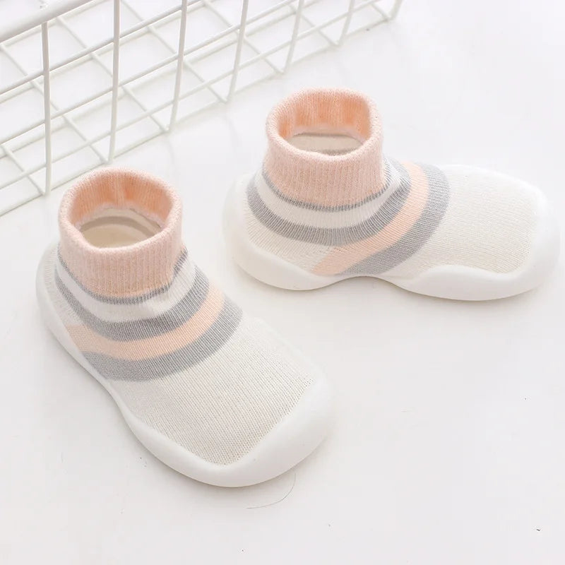 Vue arrière de chaussures à chaussettes, couleur vive