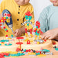 Enfant utilisant une perceuse jouet sur une planche