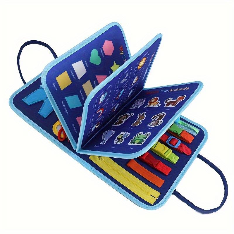 Enfant manipulant des éléments en feutre sur le livre