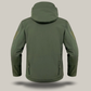 Veste imperméable suspendue, montrant sa coupe ergonomique