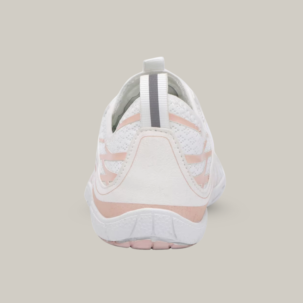 Vue latérale de chaussures barefoot grises sur fond blanc