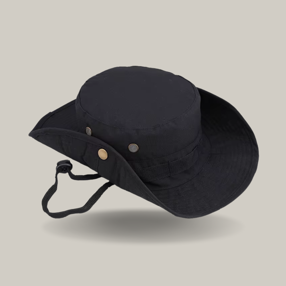 Chapeau de trekking posé sur un rocher, vue latérale