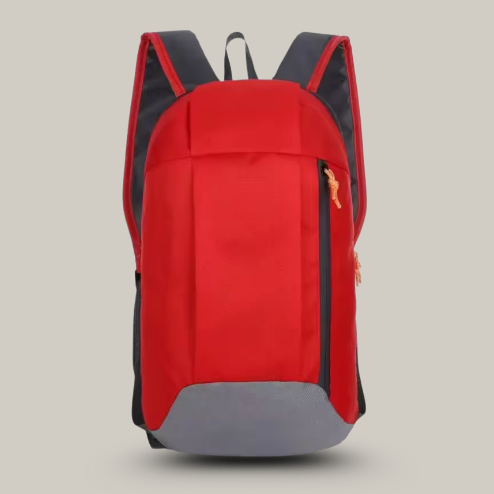 Sac à dos porté par une personne en tenue de randonnée