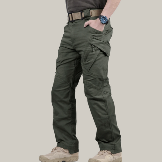 Pantalon tactique sur mannequin, vue complète