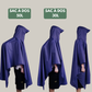 Poncho de pluie bleu couvrant un sac à dos