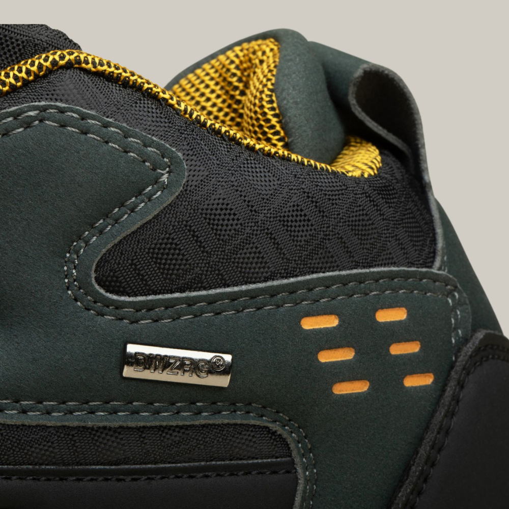 Chaussure de trekking imperméable vue de côté sur terrain rocheux