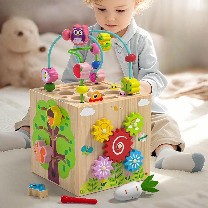 Enfant jouant avec le cube, explorant les différentes activités