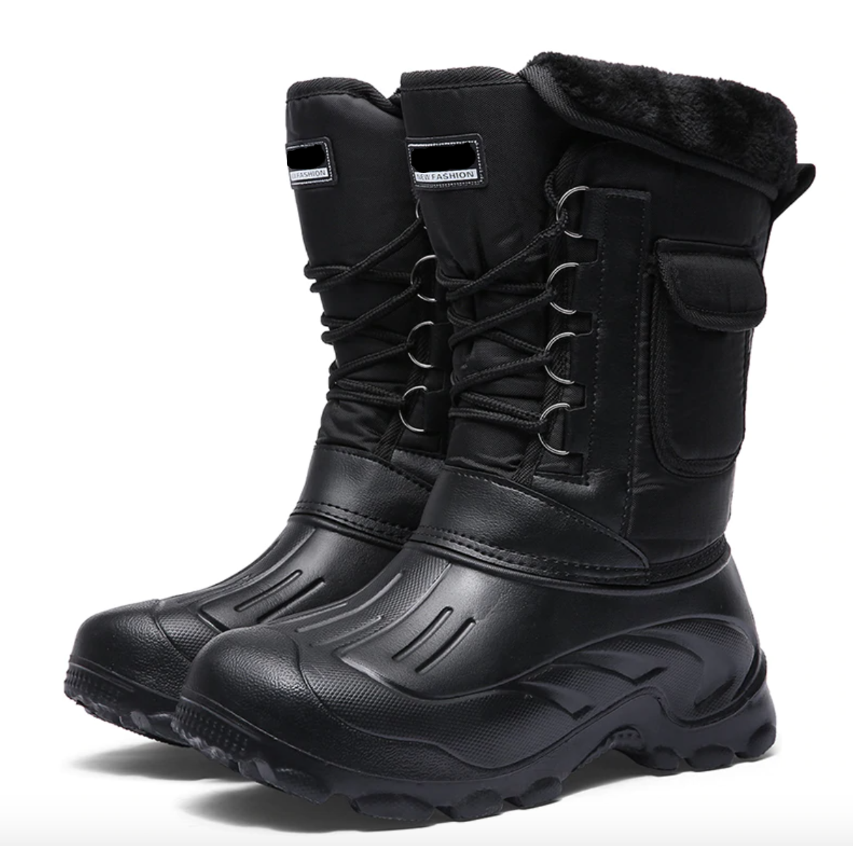 Bottes de randonnée sur fond blanc, semelle épaisse visible