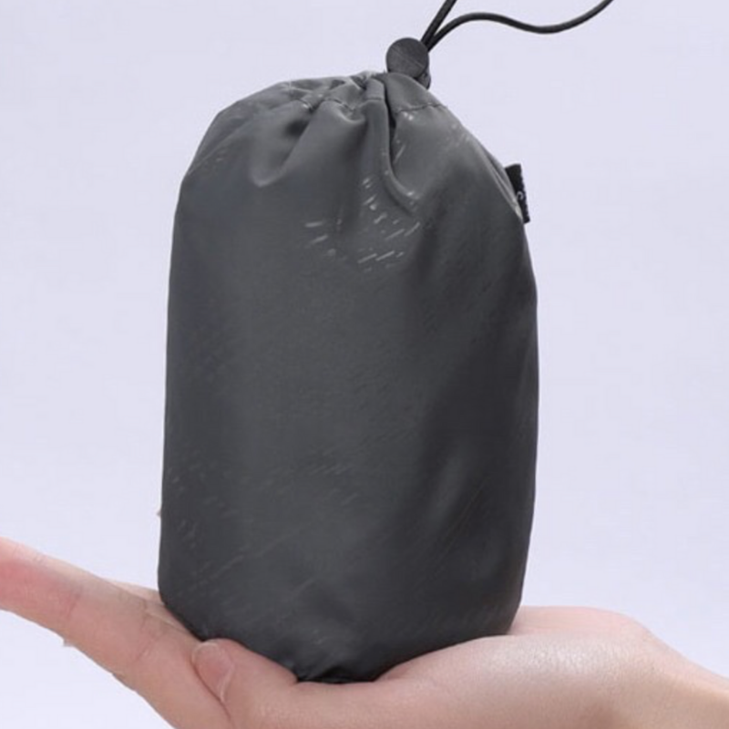 Veste imperméable pliée dans une main, vue extérieure